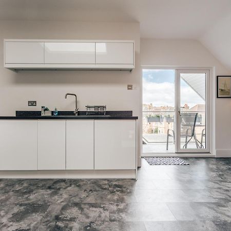 Private Two Bedroom Residence In Southbourne - Private Parking - Off The High Street - Minutes Away From The Beach Bournemouth Esterno foto