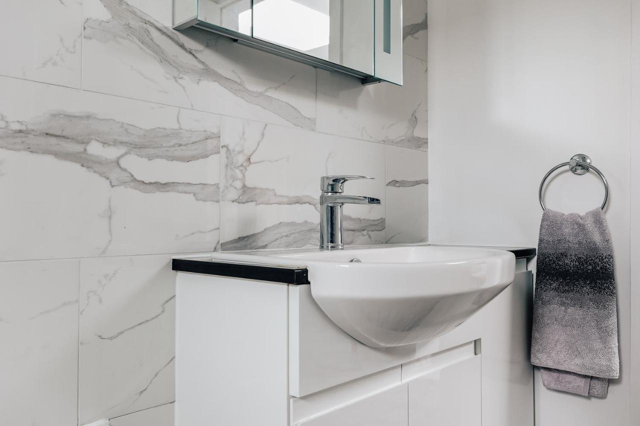 Private Two Bedroom Residence In Southbourne - Private Parking - Off The High Street - Minutes Away From The Beach Bournemouth Esterno foto