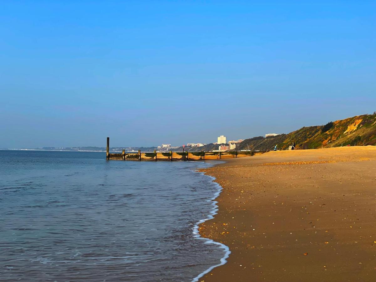Private Two Bedroom Residence In Southbourne - Private Parking - Off The High Street - Minutes Away From The Beach Bournemouth Esterno foto