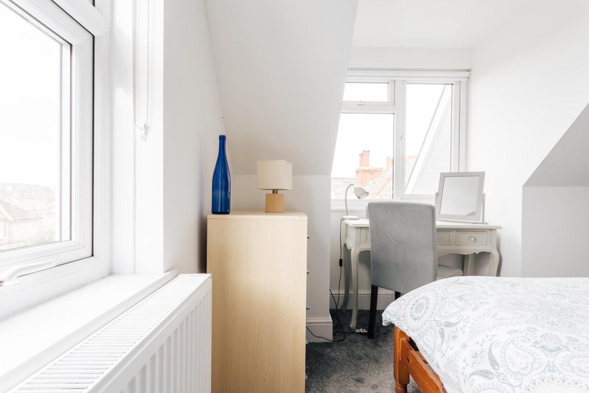 Private Two Bedroom Residence In Southbourne - Private Parking - Off The High Street - Minutes Away From The Beach Bournemouth Esterno foto