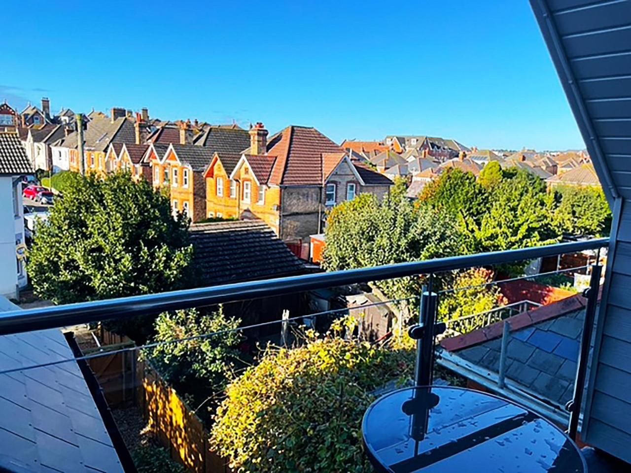 Private Two Bedroom Residence In Southbourne - Private Parking - Off The High Street - Minutes Away From The Beach Bournemouth Esterno foto