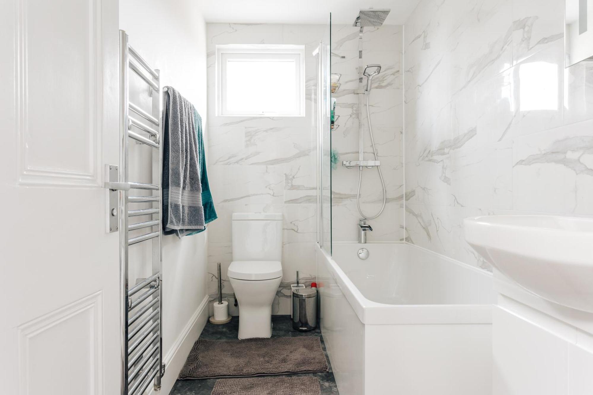 Private Two Bedroom Residence In Southbourne - Private Parking - Off The High Street - Minutes Away From The Beach Bournemouth Esterno foto
