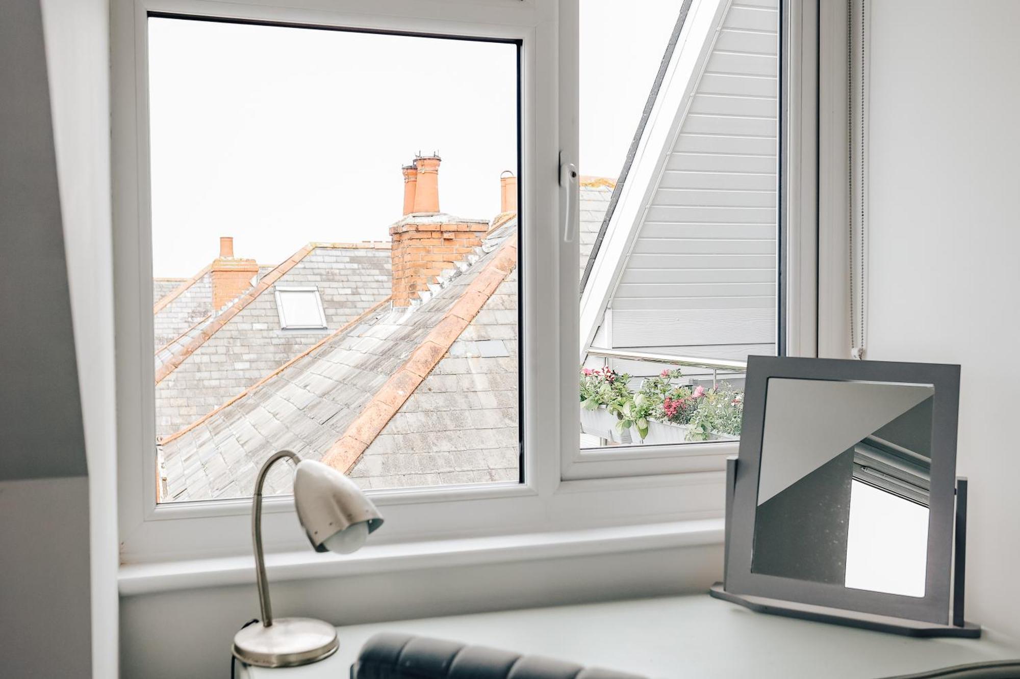 Private Two Bedroom Residence In Southbourne - Private Parking - Off The High Street - Minutes Away From The Beach Bournemouth Esterno foto