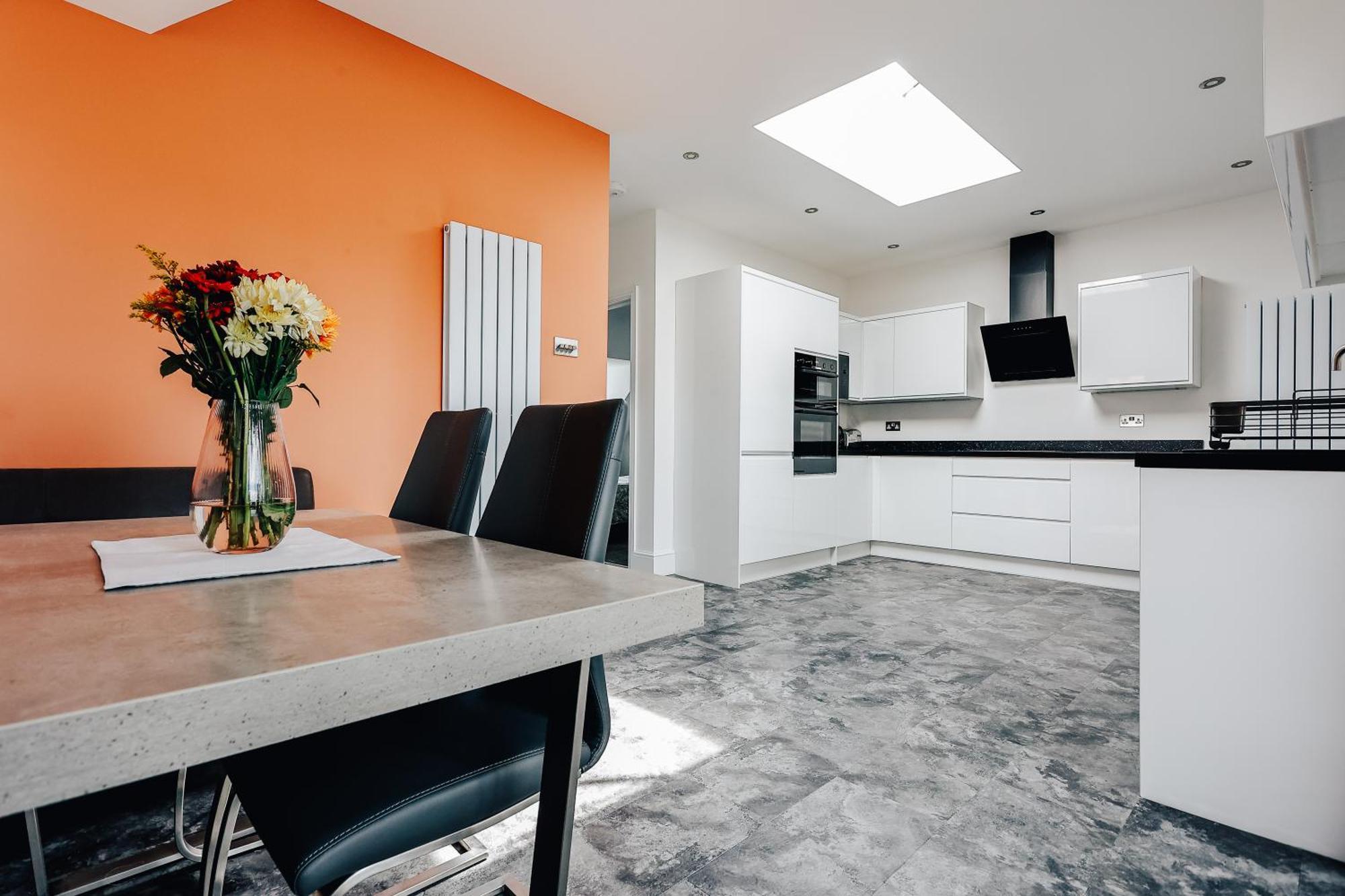 Private Two Bedroom Residence In Southbourne - Private Parking - Off The High Street - Minutes Away From The Beach Bournemouth Esterno foto