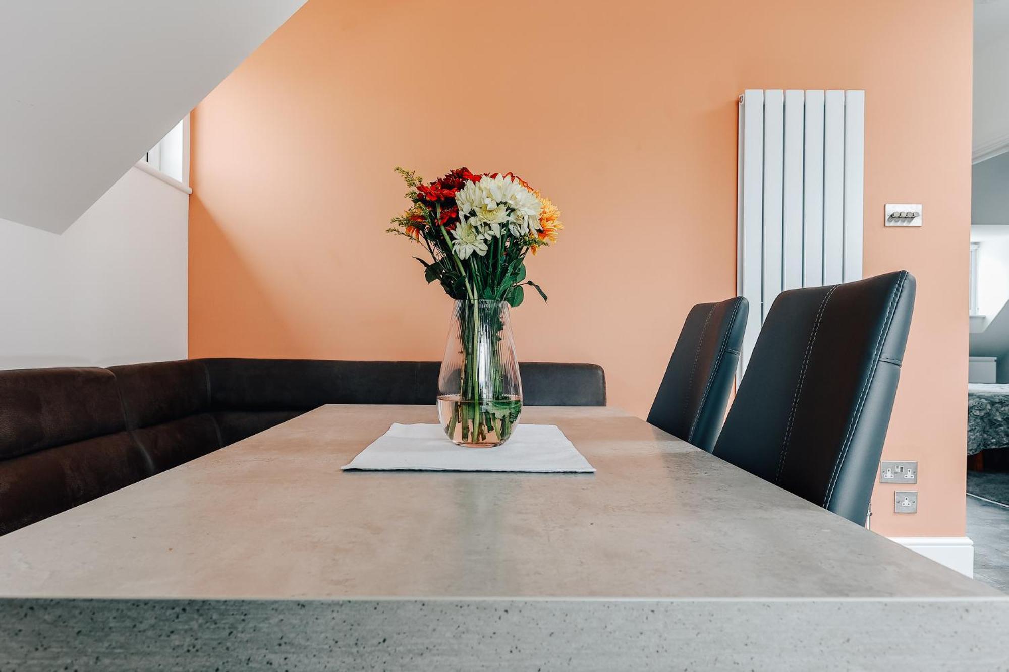Private Two Bedroom Residence In Southbourne - Private Parking - Off The High Street - Minutes Away From The Beach Bournemouth Esterno foto