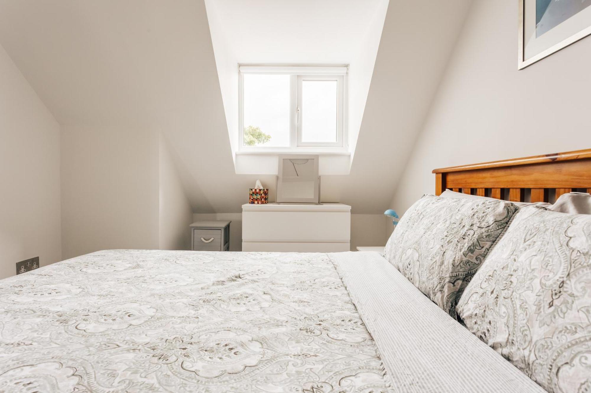 Private Two Bedroom Residence In Southbourne - Private Parking - Off The High Street - Minutes Away From The Beach Bournemouth Esterno foto