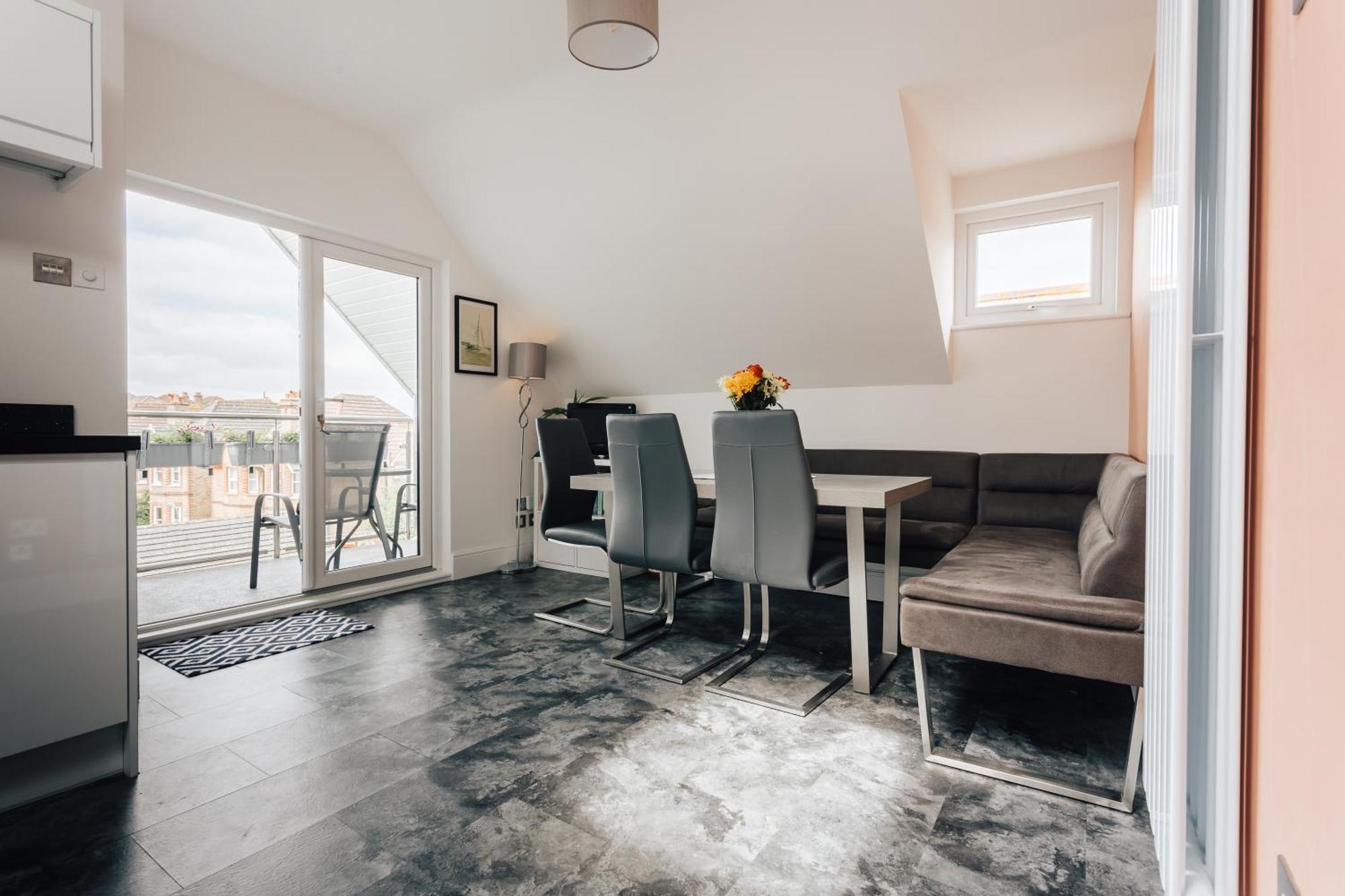 Private Two Bedroom Residence In Southbourne - Private Parking - Off The High Street - Minutes Away From The Beach Bournemouth Esterno foto
