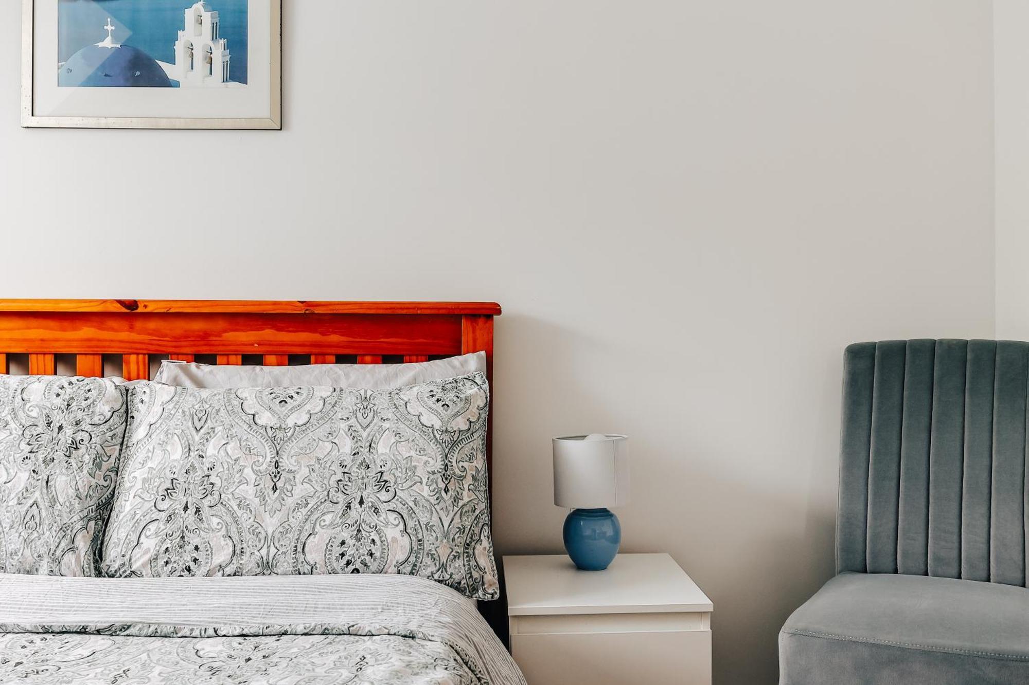 Private Two Bedroom Residence In Southbourne - Private Parking - Off The High Street - Minutes Away From The Beach Bournemouth Esterno foto