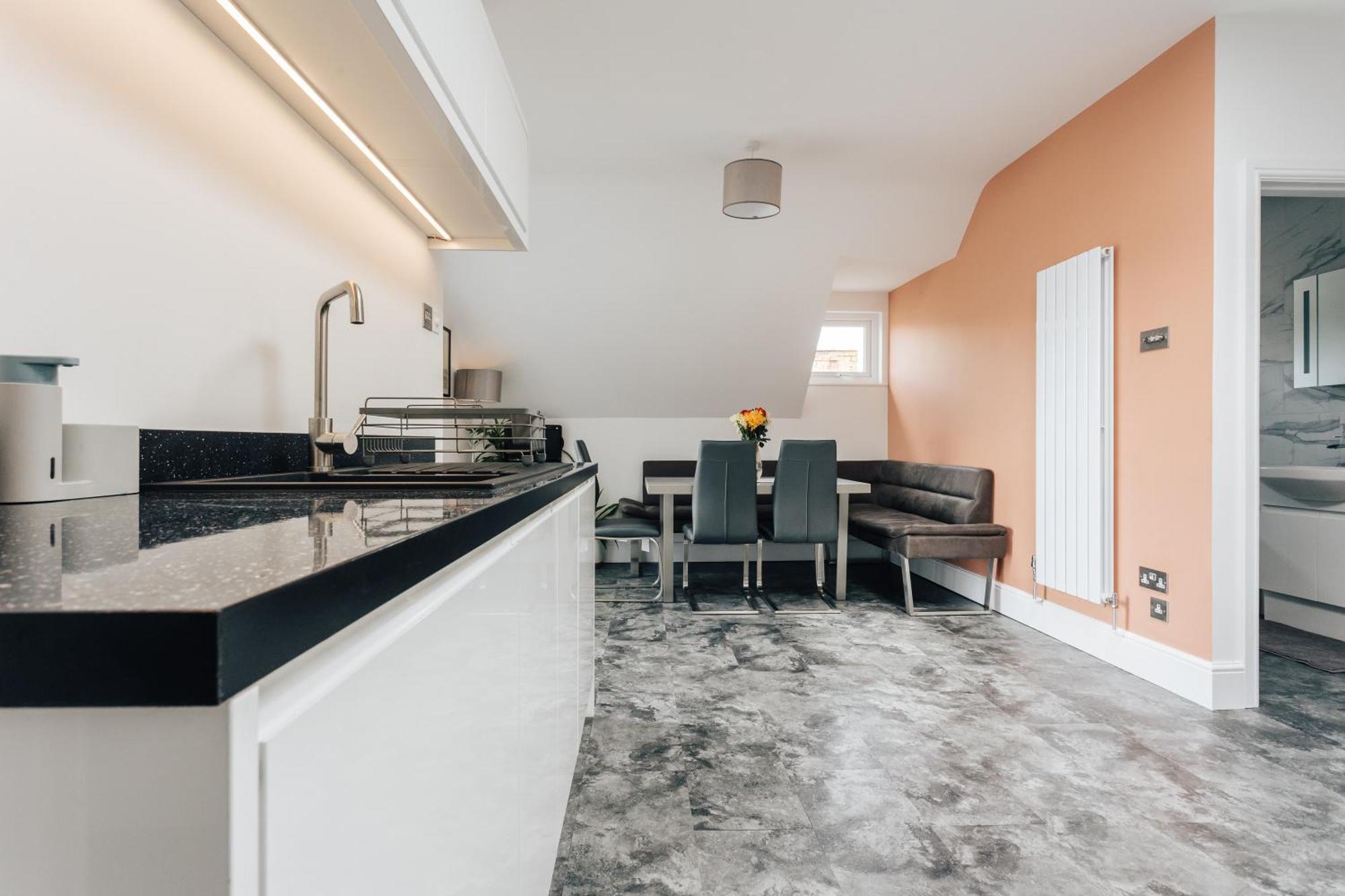 Private Two Bedroom Residence In Southbourne - Private Parking - Off The High Street - Minutes Away From The Beach Bournemouth Esterno foto