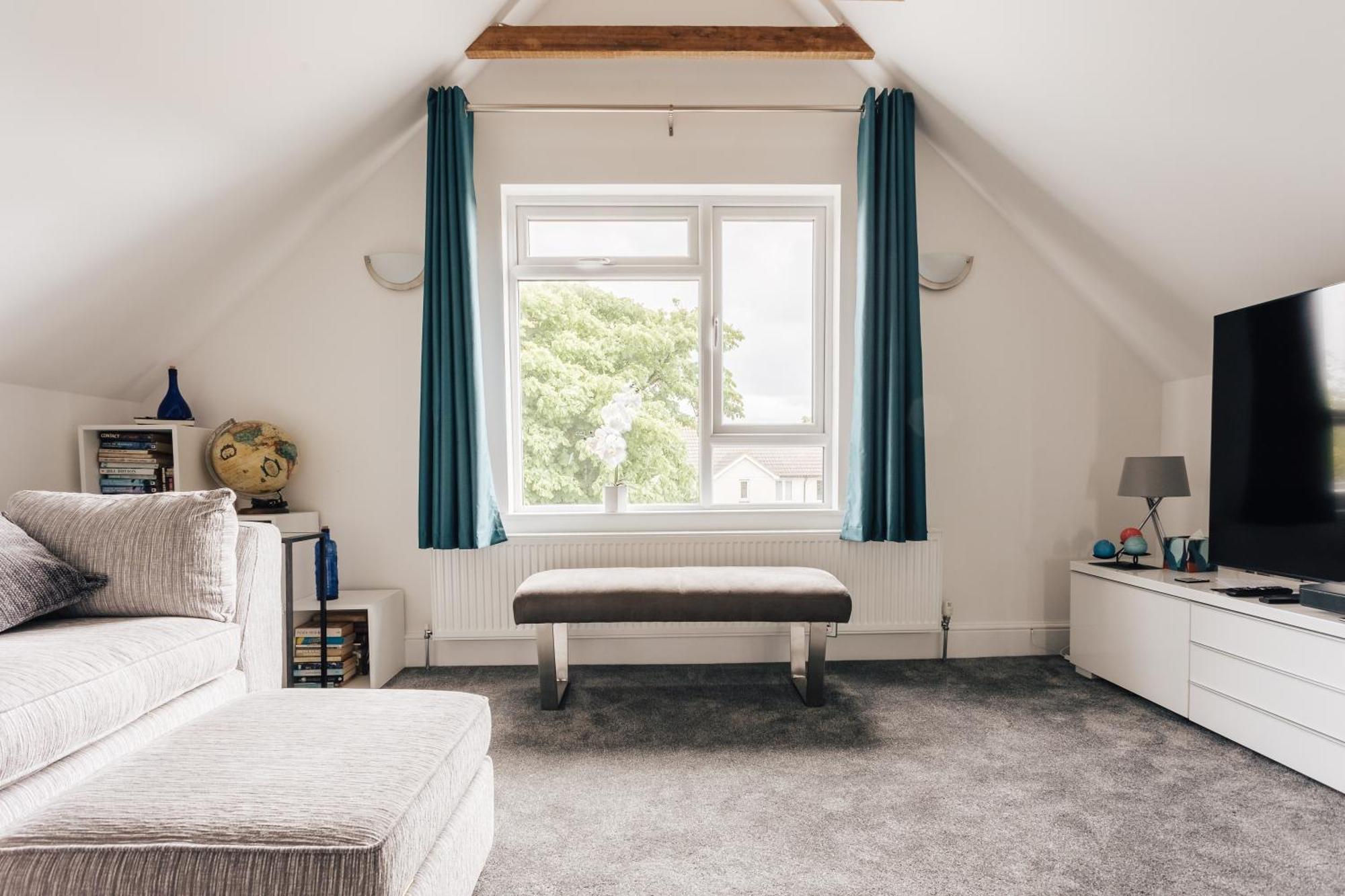 Private Two Bedroom Residence In Southbourne - Private Parking - Off The High Street - Minutes Away From The Beach Bournemouth Esterno foto