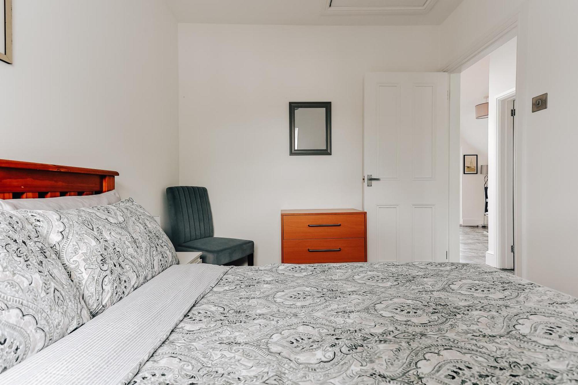 Private Two Bedroom Residence In Southbourne - Private Parking - Off The High Street - Minutes Away From The Beach Bournemouth Esterno foto