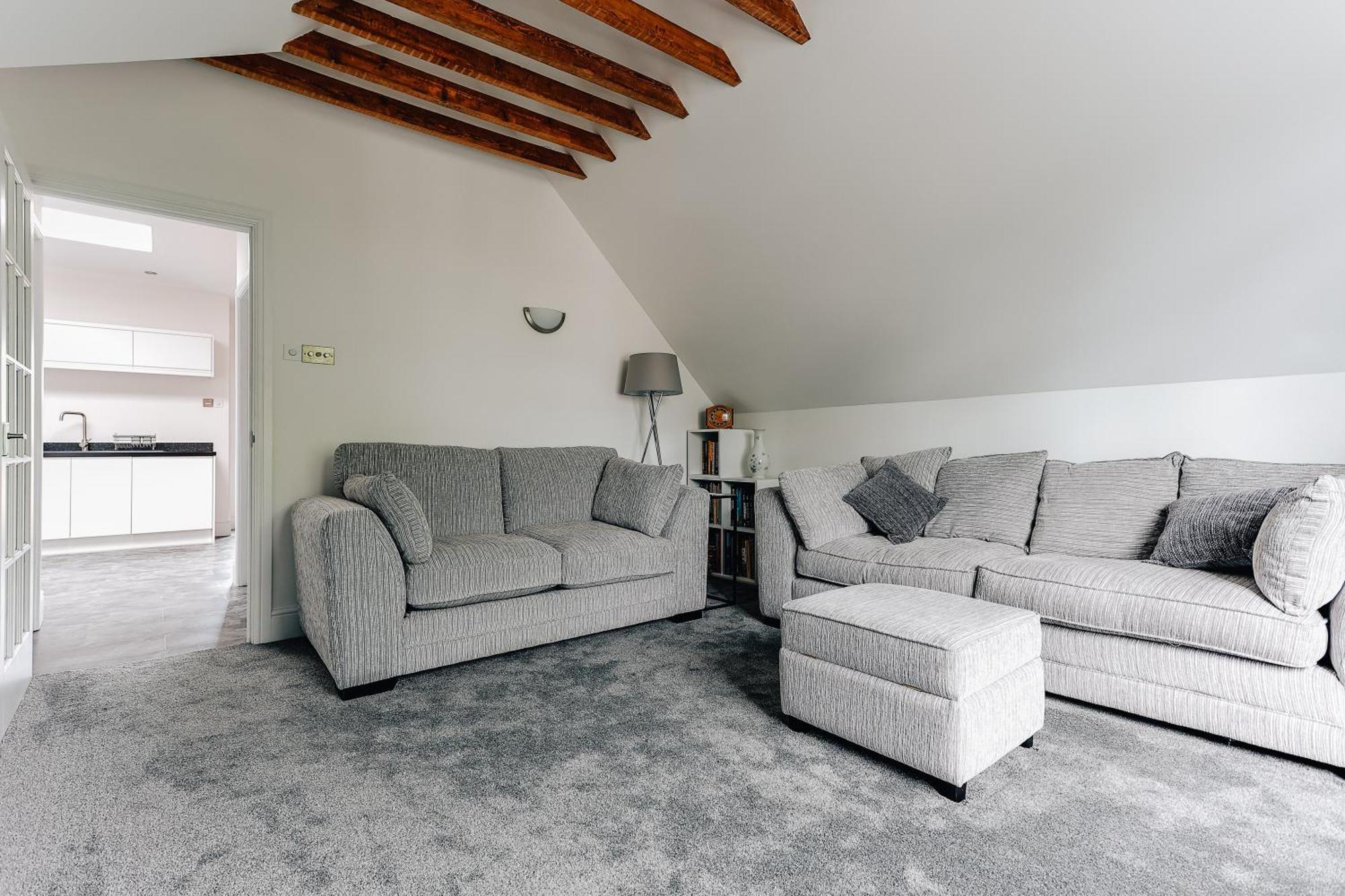 Private Two Bedroom Residence In Southbourne - Private Parking - Off The High Street - Minutes Away From The Beach Bournemouth Esterno foto