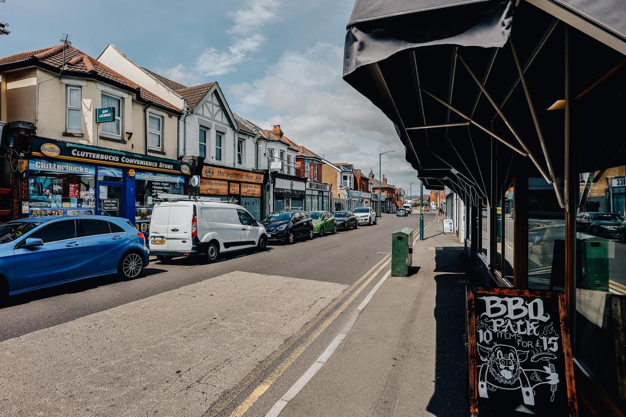 Private Two Bedroom Residence In Southbourne - Private Parking - Off The High Street - Minutes Away From The Beach Bournemouth Esterno foto